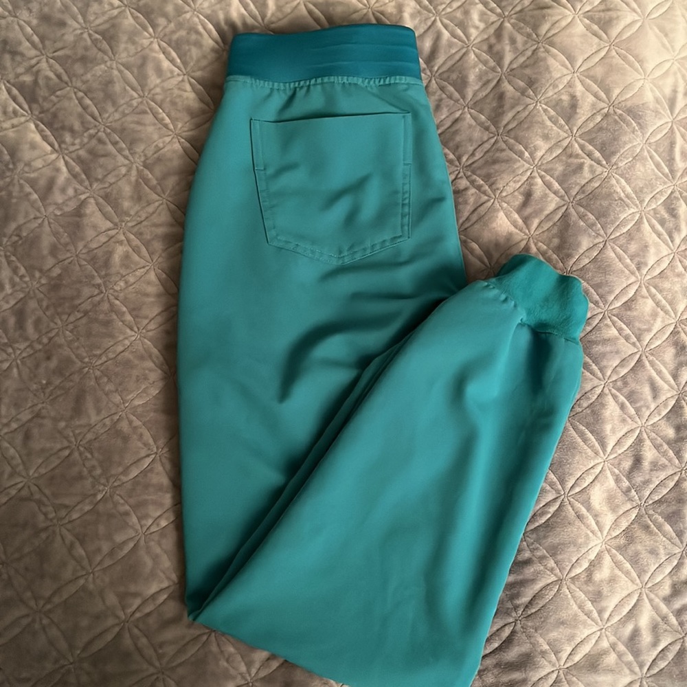 FIGS Scrubs in Pacific Blue - XS Catarina top and XS Zamora jogger pants